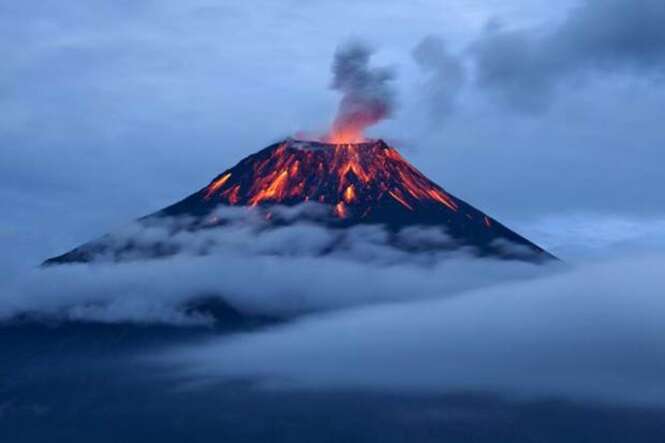 Tungurahua eruption at dusk