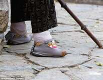 Idosa revela tradição chinesa que a fez quebrar os pés para diminuírem-os e assim conseguir um casamento