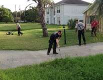 Homem sofre ataque cardíaco enquanto aparava grama do jardim e bombeiros terminam seu serviço após atendê-lo