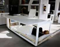 Empresa de design cria mesa que se transforma em cama para o descanso de funcionários que trabalham demais