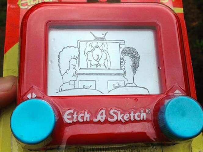 Desenhos que você nunca conseguiria fazer no brinquedo Traço Mágico