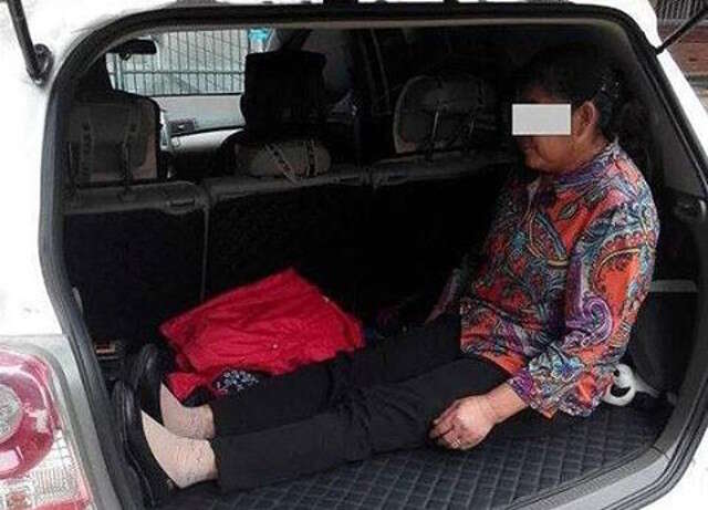 Homem coloca a própria mãe para viajar no porta-malas de carro que ela o deu