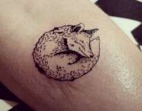 Tatuadora chama atenção com tatuagens geométricas inspiradas em animais