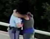 Vídeo comovente mostra momento em que policial abraça homem após desistir de saltar de ponte