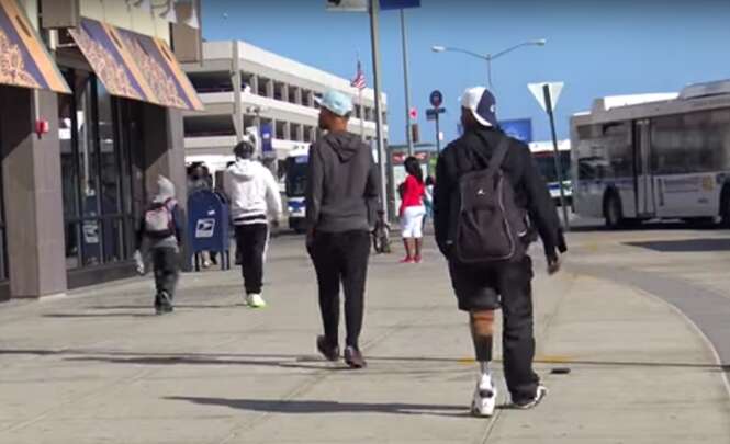 Experimento social coloca carteira no meio da rua, deficiente a encontra e após fazer compras em shopping, surpreende até organizadores do vídeo