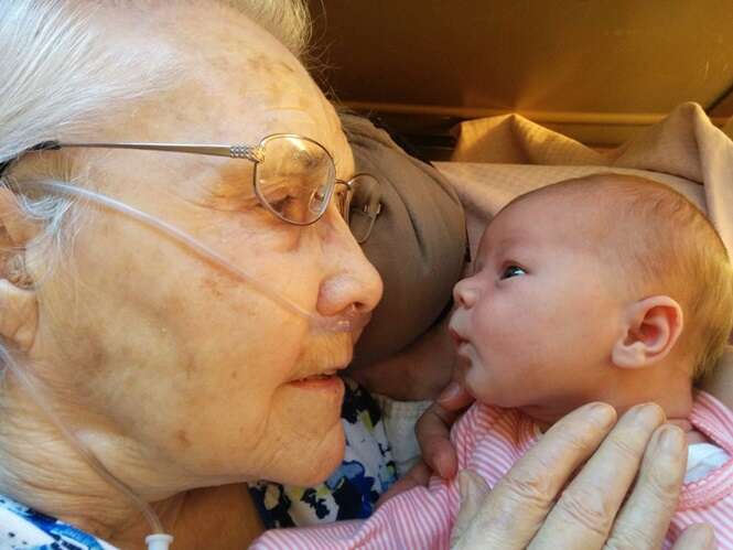 Foto comovente de recém-nascido conhecendo bisavó de 92 anos se torna viral na web