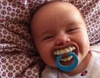 Série de imagens apresenta as chupetas mais engraçadas para bebês usarem