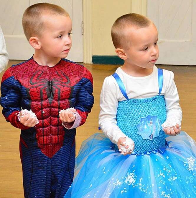 Menino gêmeo ama se vestir como menina e mãe apoia sua decisão