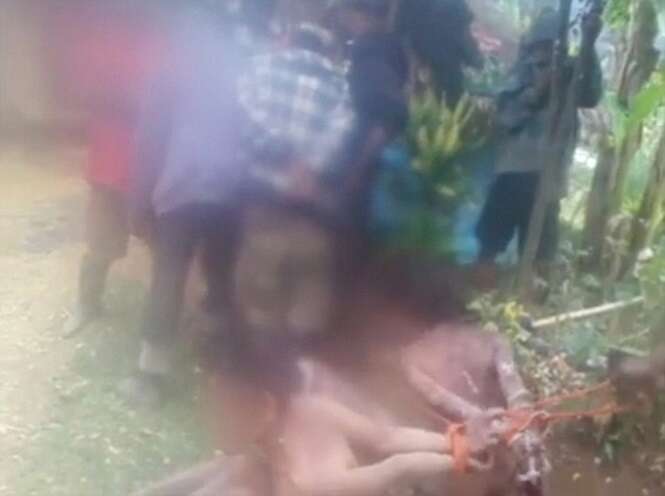 Vídeo chocante mostra mulheres sendo despidas e torturadas após serem acusadas de feitiçaria