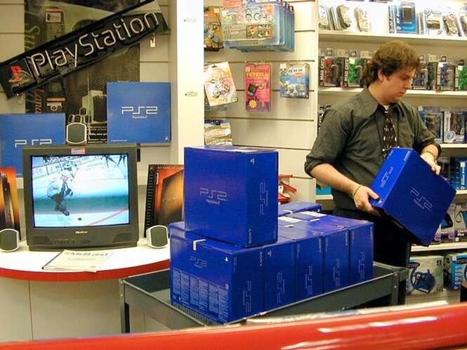 Fotos relembrando como o lançamento do Playstation 2 foi um sucesso