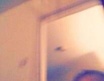 Criança faz selfies com câmera e ao verificar resultado encontra imagem de fantasma sinistro atrás dela