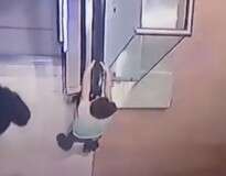Vídeo chocante mostra momento em que criança de 5 anos mergulha 2 andares enquanto brincava em escada rolante