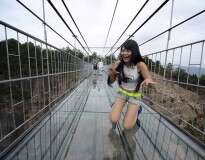 Mais comprida do mundo: ponte de vidro a mais de 180 metros de altura é inaugurada na China