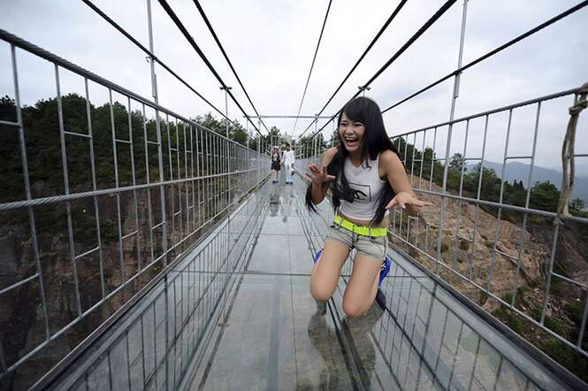 Ponte de vidro a mais de 180 metros de altura é inaugurada na China