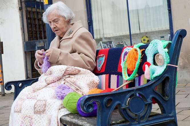 Bisavó de 104 anos é considerada a mais velha artista de rua do mundo