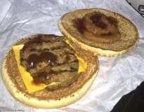 Cliente decepcionado com versão real de lanche tira foto para comparar com imagem do alimento que viu em propaganda