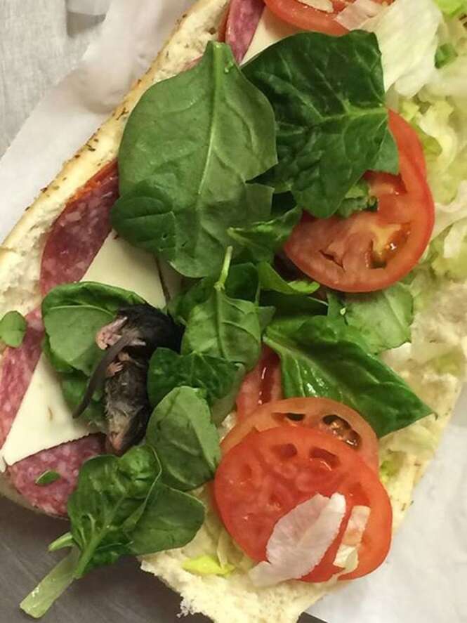 Cliente encontra rato morto dentro de sanduíche do Subway