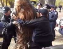 Vídeo mostra momento em que policias prendem personagem “Chewbacca”, de Star Wars, depois que ele tentou conseguir votos para Darth Vader