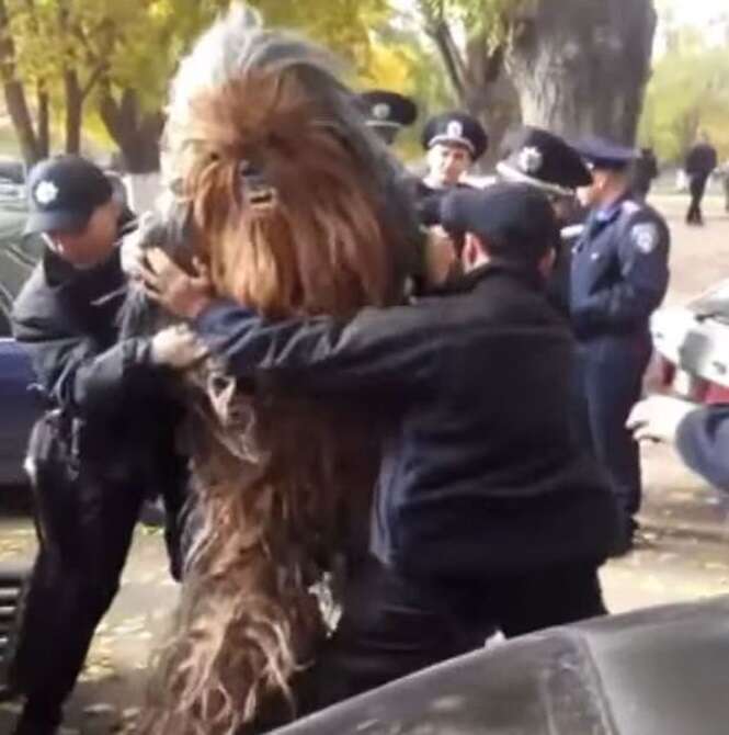 Vídeo mostra momento em que policias prendem personagem “Chewbacca”, de Star Wars, depois que ele tentou conseguir votos para Darth Vader