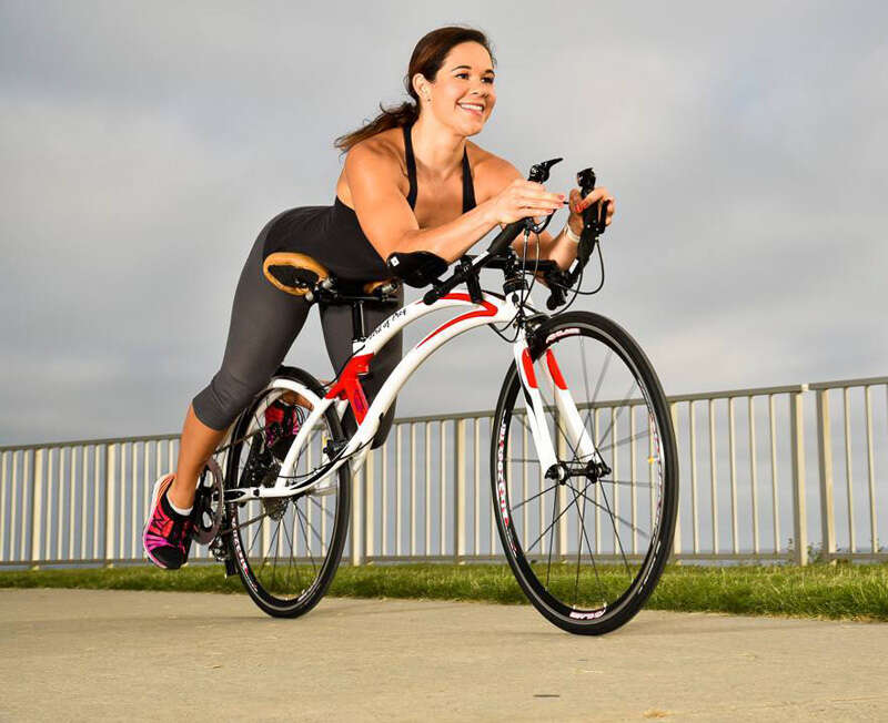 Bicicleta inovadora permite a ciclista pedalar deitado