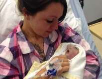Bebê que viveu apenas 100 minutos salva vidas após se tornar o mais jovem doador de órgãos da Grã-Bretanha