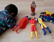 Criança de 2 anos comove internautas ao ser flagrada rezando junto com super-heróis