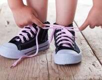 Sabia que você passou a vida inteira amarrando seus calçados de forma errada?