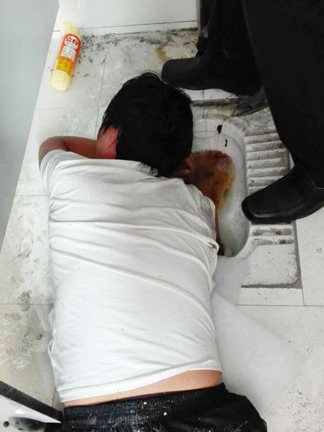 Homem tenta recuperar celular dentro de vaso sanitário e acaba com braço preso
