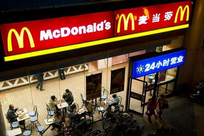 Clientes de McDonald’s em Hong Kong comem ao lado de cadáver de moradora de rua