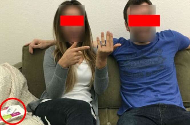 Jovem casal posta foto no Facebook para anunciar noivado e deixa teste de gravidez exposto acidentalmente