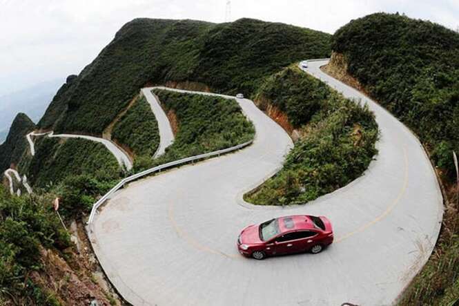 Estrada mais perigosa do mundo atrai turistas para cidade na China