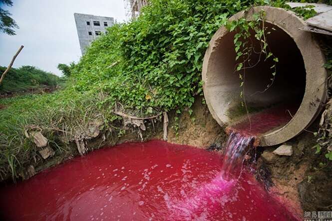 Chineses ficam perplexos ao acordarem e notarem que rio havia ficado vermelho