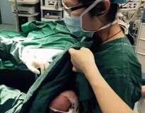 Enfermeira amamenta bebê direto do peito para acalmá-lo durante cirurgia e imagem comove o mundo