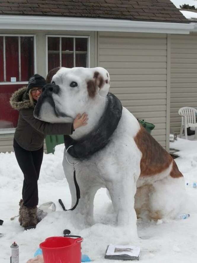 Escultura gigante de cão feito em neve impressiona curiosos