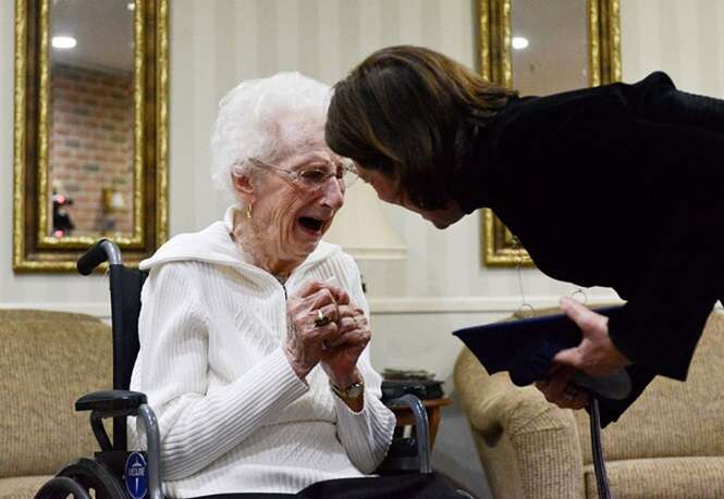 Vovó de 97 anos chora de emoção ao receber diploma do ensino médio