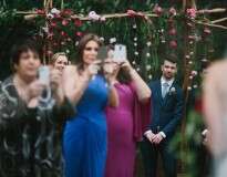 Fotógrafo irritado posta imagem de noivo lutando para enxergar noiva caminhando até altar após convidados usarem smartphones para tirar fotos do momento