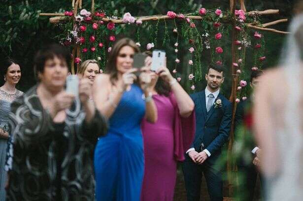 Fotógrafo irritado posta imagem de noivo lutando para enxergar noiva caminhando até altar após convidados usarem smartphones para tirar fotos do momento