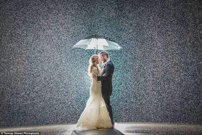 Foto perfeita capturada em casamento prova que chuva pode ser bem vinda no sonhado dia