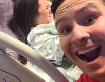 Homem faz selfie feliz enquanto esposa sofria com as dores do parto e imagem bomba na internet