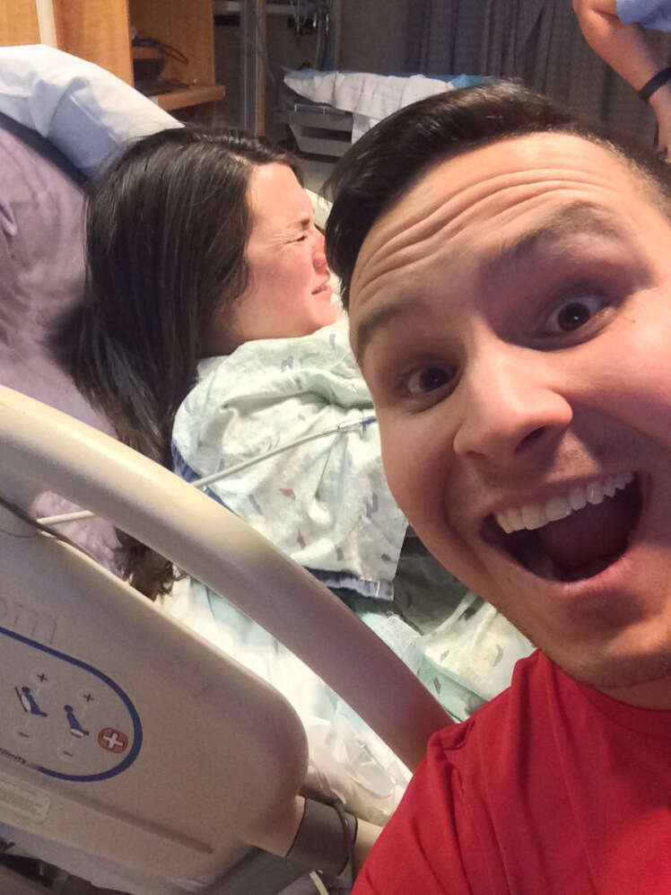 Homem faz selfie feliz enquanto esposa sofria com as dores do parto