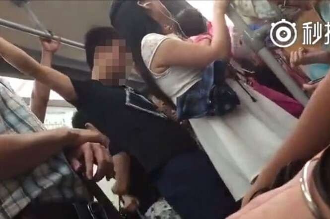 Vídeo chocante mostra momento em que pervertido esfrega órgão genital em passageira no metrô