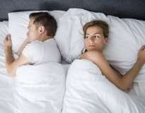 Pessoa que dorme do lado direito da cama é mais propensa a ser mal-humorada, revela estudo
