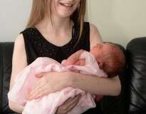 Menina de 11 anos ajuda sua mãe dar à luz e vai para a escola em seguida como se nada tivesse acontecido