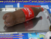 Bolo feito dentro de garrafa de Coca-Cola faz enorme sucesso na web