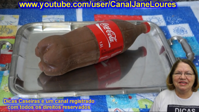 Bolo feito dentro de garrafa de Coca-Cola faz enorme sucesso na web