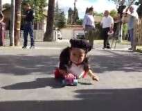 Menina que nasceu sem pernas é obrigada a usar skate para se locomover depois de ter sua cadeira de rodas roubada por bandidos