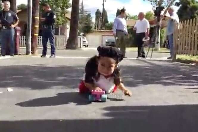 Menina que nasceu sem pernas é obrigada a usar skate para se locomover depois de ter sua cadeira de rodas roubada