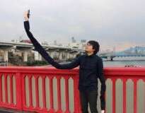 Japonês envergonhado em usar um “pau de selfie” em público cria braço de selfie
