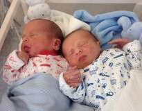 Recém-nascido é visto entrelaçando as mãos com irmão gêmeo após enfermeira informar que bebê teria que passar por tratamento para salvar sua vida