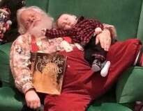 Bebê dorme enquanto esperava na fila para conhecer Papai Noel, mas consegue foto incrível que se tornou viral na web